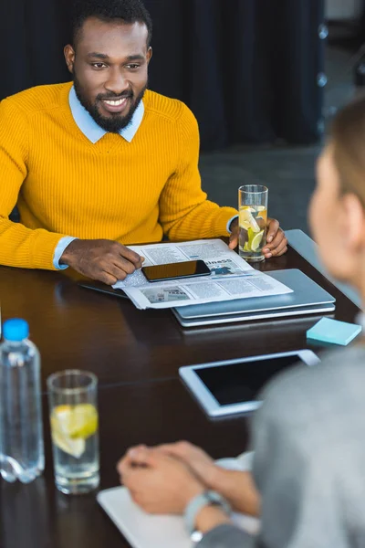 Multikulti-Unternehmerin und Geschäftsfrau sitzt mit Detox-Drink im Büro — Stockfoto