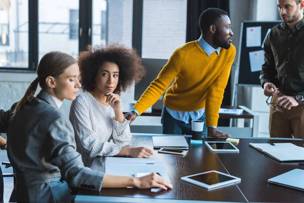 Empresarios multiétnicos durante la reunión en el cargo - foto de stock