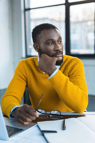 Cher homme d'affaires afro-américain regardant loin dans le bureau — Photo de stock