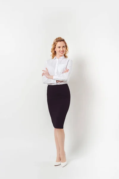 Élégante femme d'affaires en chemise blanche avec les bras croisés sur blanc — Photo de stock