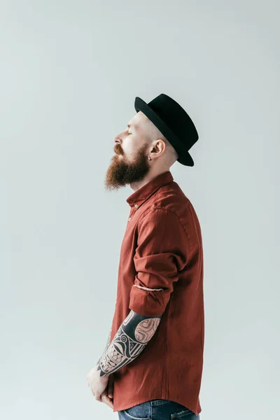 Vue latérale du beau barbu debout avec les yeux fermés isolé sur blanc — Photo de stock