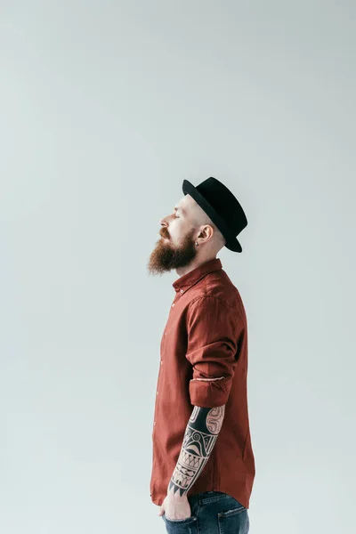 Вид збоку бородатого красивого чоловіка, що стоїть ізольовано на білому — стокове фото