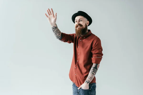 Sorridente barbuto bell'uomo agitando mano isolata su bianco — Foto stock