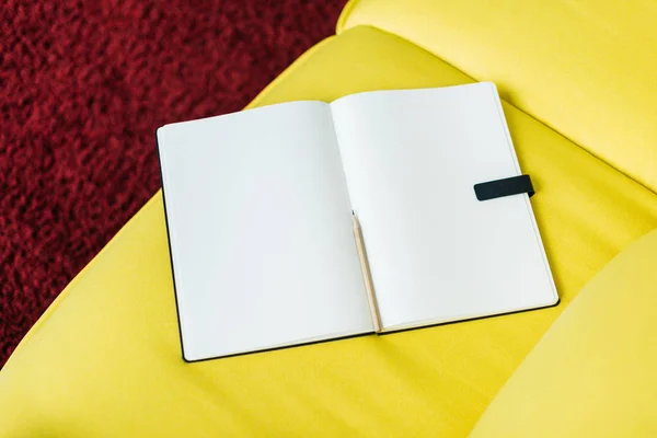 Vista superior de las páginas vacías del libro de texto con lápiz - foto de stock