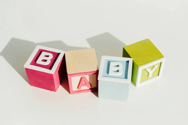 Palabra bebé en bloques de madera letra - foto de stock
