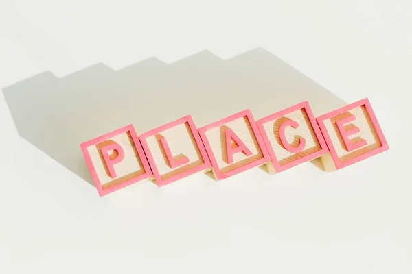 Ansicht von Wortplatz auf Buchstaben-Holzklötzen — Stockfoto