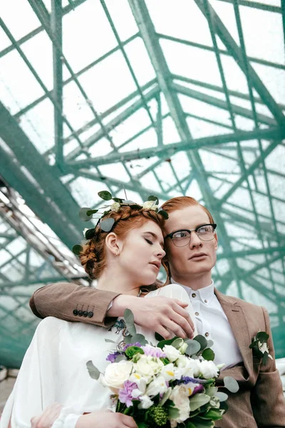 Modische rote Haare Braut und Bräutigam im Gewächshaus — Stockfoto