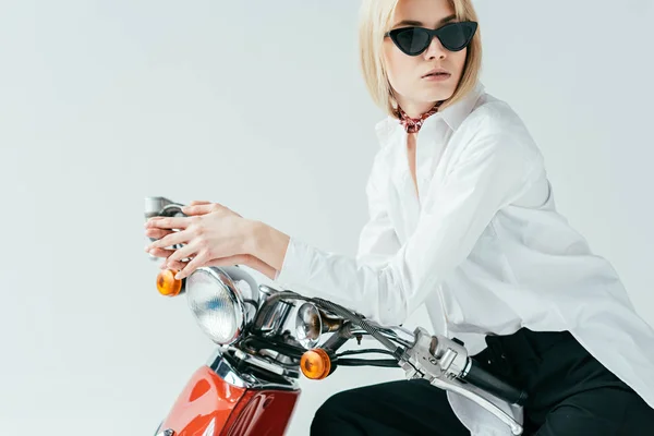 Chica rubia con estilo en gafas de sol en scooter vintage aislado en blanco - foto de stock