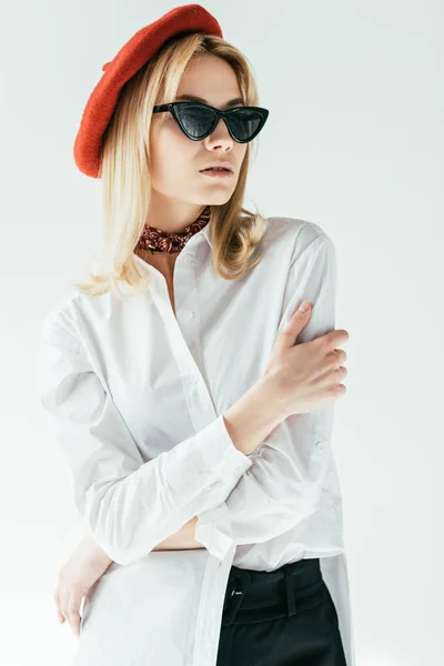 Elegante chica rubia con boina roja y gafas de sol aisladas en blanco - foto de stock