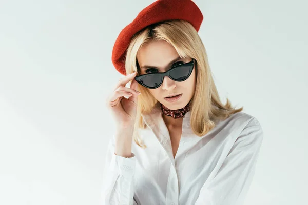 Attraente giovane donna in berretto rosso isolato su bianco — Foto stock