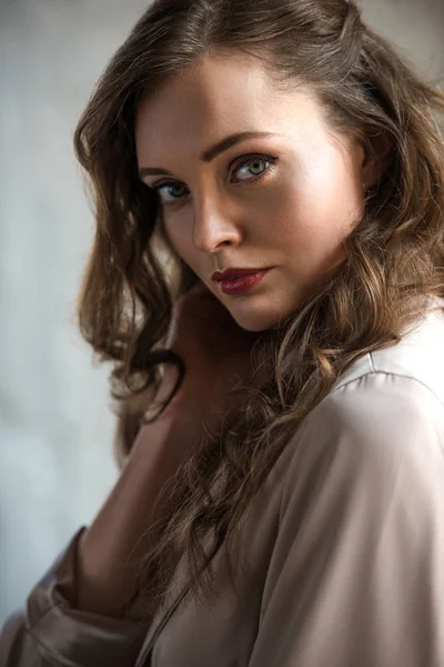 Portrait de femme séduisante aux cheveux longs et maquillage — Photo de stock