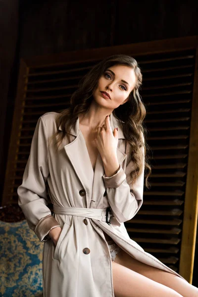 Élégante fille sensuelle en trench coat beige — Photo de stock