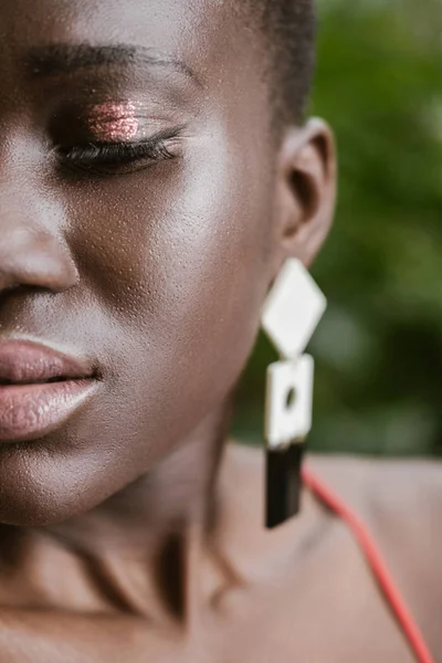 Retrato a la mitad de la atractiva mujer afroamericana con maquillaje brillo - foto de stock