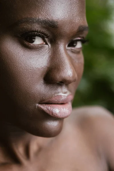 Retrato de bela menina americana africana olhando para a câmera — Fotografia de Stock