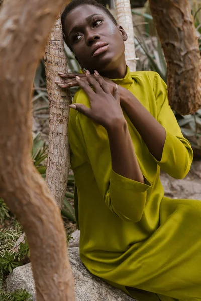 Attraktive afrikanisch-amerikanische Mädchen posiert im gelben Kleid — Stockfoto