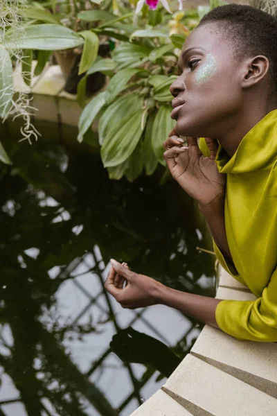 Bela menina americana africana elegante com maquiagem brilho posando perto da piscina — Fotografia de Stock