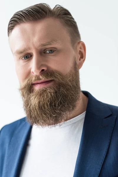 Uomo sorridente con baffi vintage e barba isolati su sfondo chiaro — Foto stock