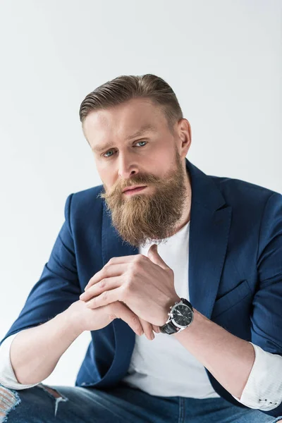 Homme avec moustache vintage et barbe regardant la caméra isolée sur fond clair — Photo de stock