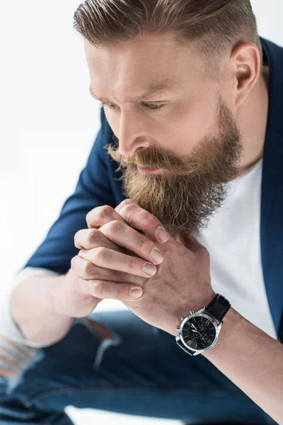 Hombre guapo en ropa casual con reloj de pulsera aislado sobre fondo claro - foto de stock