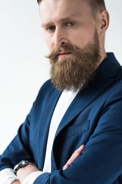 Стильный бородатый мужчина в синей куртке изолирован на светлом фоне — стоковое фото