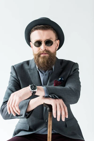 Homem com bigode vintage e barba usando chapéu e óculos de sol isolados em fundo claro — Fotografia de Stock