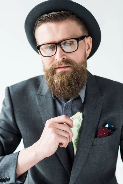 Uomo d'affari con baffi vintage e barba ottenere soldi di tasca isolata su sfondo chiaro — Foto stock
