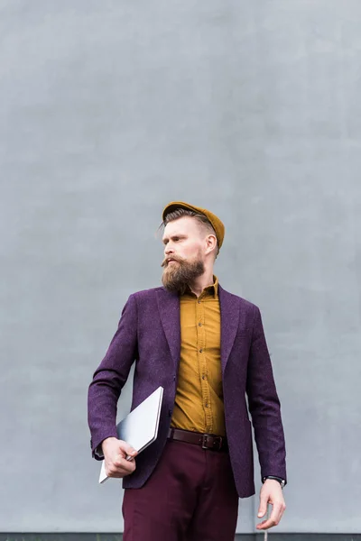 Empresário com bigode vintage e barba segurando laptop — Fotografia de Stock