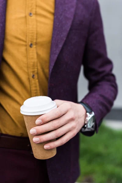 Vue rapprochée de tasse à café en main de l'homme élégant — Stock Photo