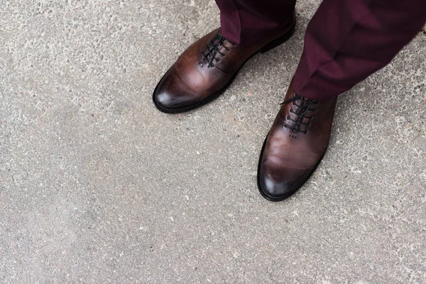 Vista cortada do homem usando sapatos oxford de couro de corte inteiro — Fotografia de Stock