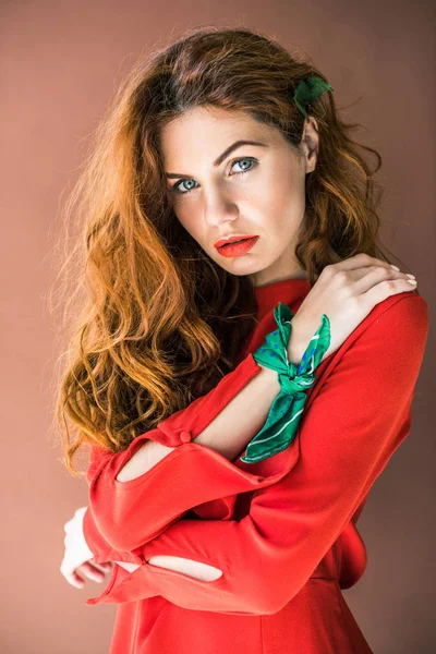 Menina bonita em vestido vermelho isolado no fundo marrom — Fotografia de Stock