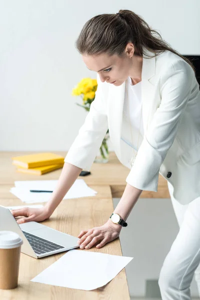 Konzentrierte Geschäftsfrau blickt am Arbeitsplatz im Büro auf den Laptop-Bildschirm — Stockfoto