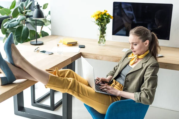 Високий кут зору бізнес-леді, використовуючи ноутбук на робочому місці — стокове фото