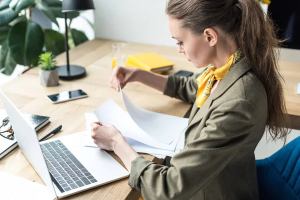 Vista ad alto angolo di donna d'affari che lavora con documenti in ufficio — Foto stock