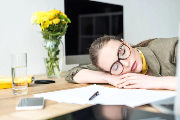 Bella donna d'affari in occhiali dormire a tavola in ufficio — Foto stock