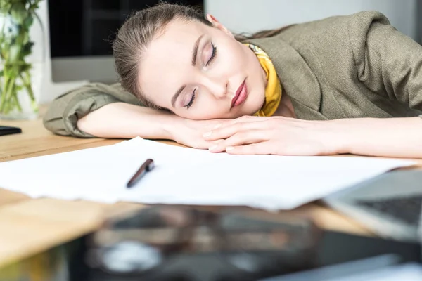 Bella donna d'affari dormire a tavola in ufficio — Foto stock