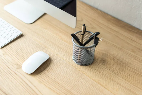 Vue rapprochée de l'ordinateur de bureau, du clavier, de la souris d'ordinateur et des fournitures de bureau sur le lieu de travail — Photo de stock