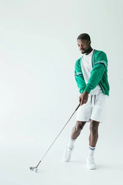 Homem americano africano na moda jogando golfe, isolado no branco — Fotografia de Stock