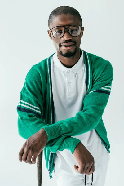Hombre afroamericano con estilo en ropa deportiva verde y gafas graduadas, aislado en blanco - foto de stock