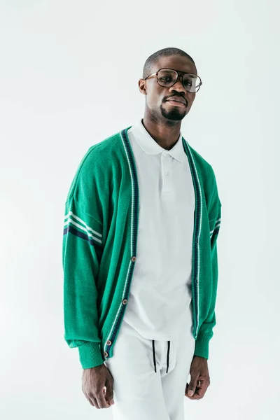 Homem americano africano em sportswear verde, isolado em branco — Fotografia de Stock