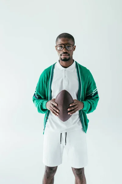 Jugador de rugby afroamericano de moda con pelota, aislado en blanco - foto de stock