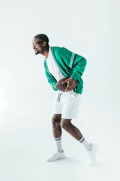 Афроамериканський регбіст тренування з м'ячем, ізольовані на білому — стокове фото