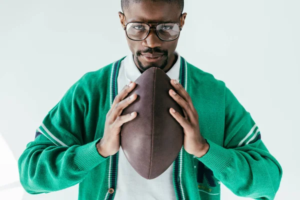 Bel homme afro-américain tenant la balle de rugby, isolé sur blanc — Photo de stock