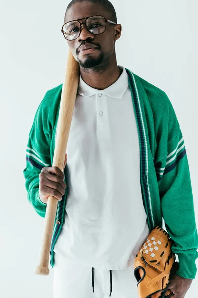 Afrikanisch-amerikanischer Spieler mit Baseballschläger und Handschuh, isoliert auf weiß — Stockfoto