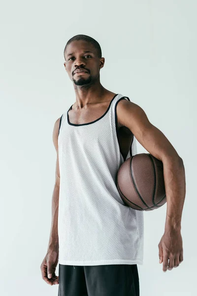 Athletischer afrikanisch-amerikanischer Basketballspieler in Sportbekleidung mit Ball, isoliert auf weiß — Stockfoto