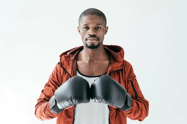 Красивый африканский американский боксер в боксёрских перчатках, изолированный на белом — стоковое фото