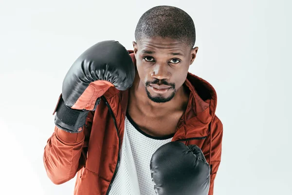Hombre afroamericano guapo en guantes de boxeo, aislado en blanco — Stock Photo