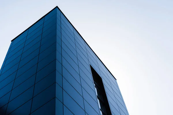 Ansicht der Wand eines Bürogebäudes auf Himmelshintergrund — Stockfoto