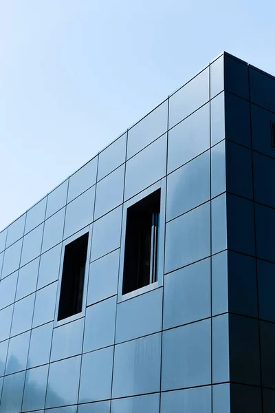 Edifício de vidro moderno no fundo do céu — Fotografia de Stock