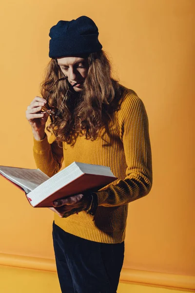 Elegante livro de leitura homem elegante, em amarelo — Fotografia de Stock