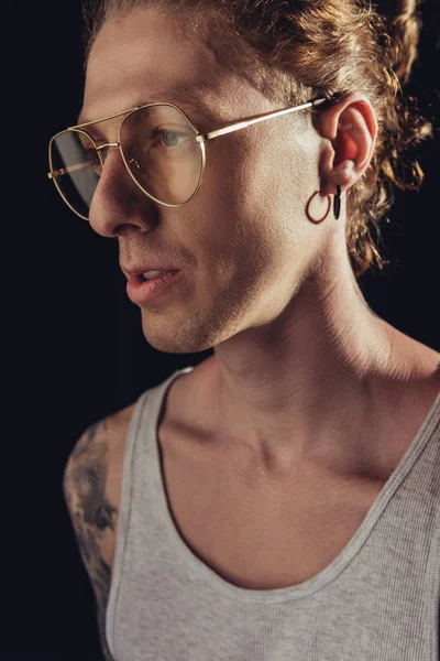 Stylischer Mann mit trendiger Brille, isoliert auf schwarz — Stockfoto